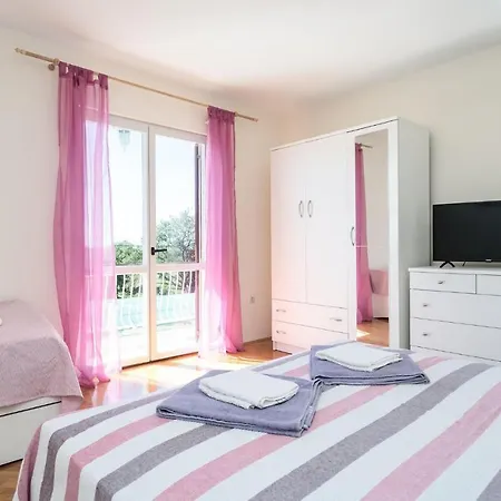 Апартаменты Gorgeous In With Wifi Vitaljina